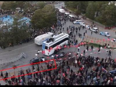 В Турции митинг оппозиции перед выборами забросали камнями