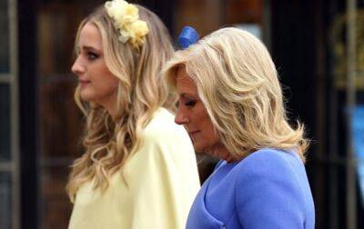 Джилл Байден с внучкой появились на коронации в сине-желтом цвете