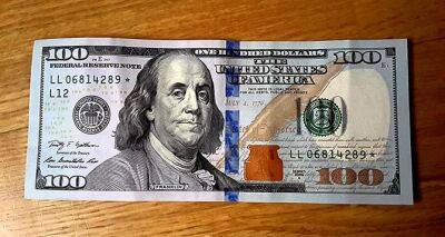 В обменниках назревает переполох: доллар может нанести новый удар по гривне — названа причина