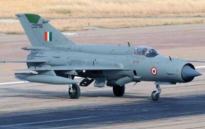 В Индии МиГ-21 упал на дом, погибли три человека