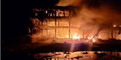 Последствия ночных обстрелов: в Одесской области сгорел склад с гуманитарной помощью Красного Креста