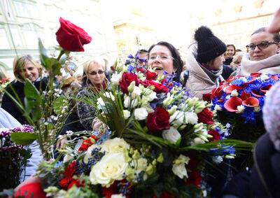 За политическую смелость: десятки пражан подарили цветы депутату Немцовой