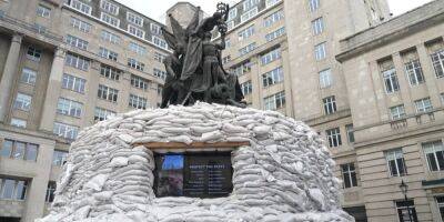 В знак солидарности с Украиной. В Ливерпуле памятник Нельсону обложили мешками с песком