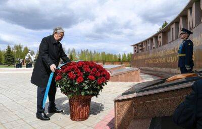 Президент Республики Казахстан и губернатор Тверской области почтили память погибших воинов-казахстанцев