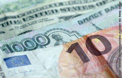 Рубль в понедельник снизился к основным валютам