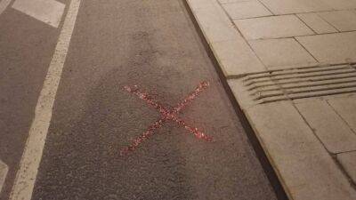 "Черные метки": На улицах Москвы появились загадочные красные кресты, которые сильно напугали россиян