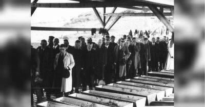 «Чтобы видели цену своему безразличию»: немецких военнопленных и нацистов заставили достать из ям тела замученных узников концлагеря и похоронить