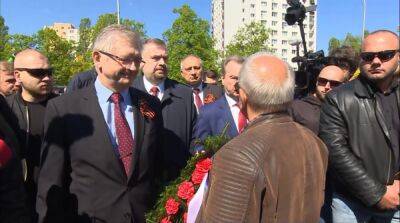 Российскому послу второй год подряд не дали возложить цветы на мемориальном кладбище в Варшаве