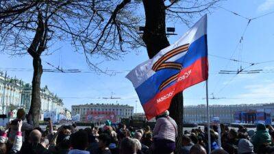 На парадах в регионах РФ власти пропагандировали войну в Украине