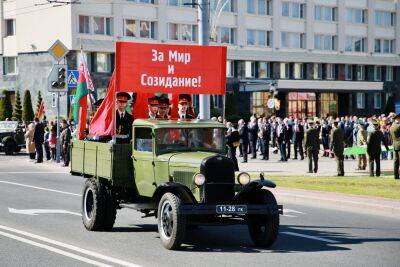 В День Победы в Гродно прошел парад стилизованных автомобилей