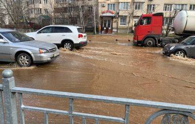 В центре Киеве настоящий потоп: из-за порыва теплотрассы на улицах образовались бурные реки. Видео