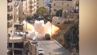 Видео: террористы взорвали мощную бомбу возле джипа ЦАХАЛа, пострадал солдат