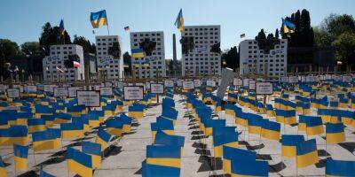 В Варшаве российскому послу преградили путь инсталляцией с флагами Украины и разбомбленными зданиями