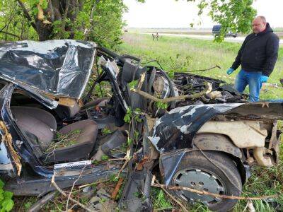 Смертельное ДТП на Харьковщине: погибли трое, машина почти уничтожена (фото)