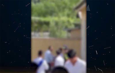 В Фергане директор школы избил подростка прямо на глазах у сотрудника правоохранительных органов. Видео - podrobno.uz - Узбекистан - Ташкент