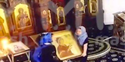 Под носом у ФСБ. Неизвестные женщины вынесли из храма в центре Москву икону, украденную оккупантами в Украине — видео