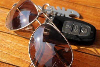 Почему опасно оставлять солнцезащитные очки в машине