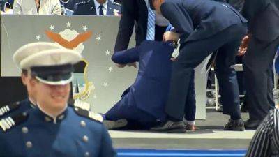 Видео: Джо Байден упал на церемонии ВВС США
