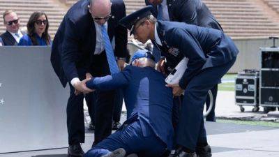 Дональд Трамп - Джо Байден - Байден споткнулся и упал лицом на сцену - unn.com.ua - США - Украина - Киев - шт. Колорадо