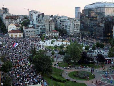 Десятки тысяч сербов снова вышли на протесты в Белграде