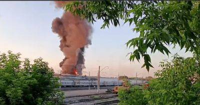 Пламя тушат пожарный поезд и катер: в Уфе на вокзале вспыхнул пожар (фото, видео)