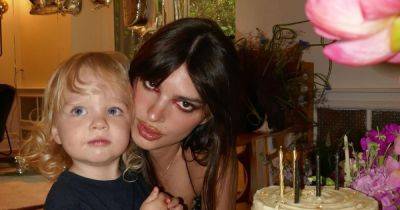 Эмили Ратаковски отметила день рождения сына в кожаном мини-платье
