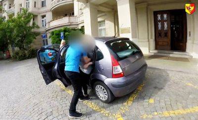 В Праге полиция сопроводила машину с беременной женщиной до роддома: видео