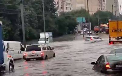 Киев накрыла дикая стихия: сильнейший град и дождь затопили полгорода. Видео