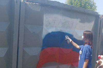 В Северодонецке оккупанты рисуют социальные граффити - фото