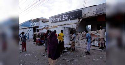 В Сомали полиция и военные штурмом взяли отель, захваченный боевиками: много погибших (фото)