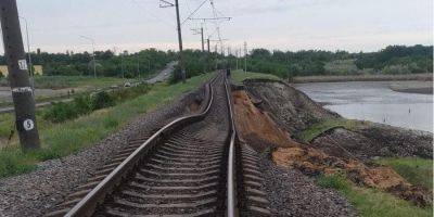Возле Никополя из-за подрыва Каховской ГЭС просел целый участок железной дороги — фото