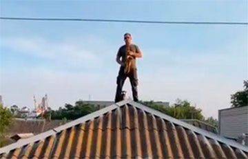 Несокрушимость украинцев в Херсоне поражает: волонтер на крыше затопленного дома сыграл гимн Украины