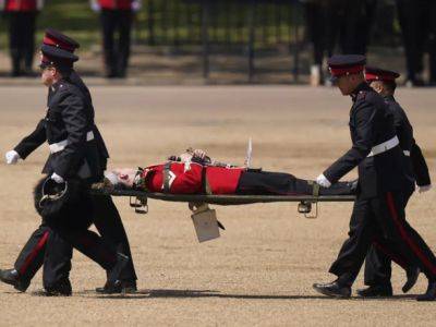 Несколько военных потеряли сознание, когда принц Уильям осматривал военный парад