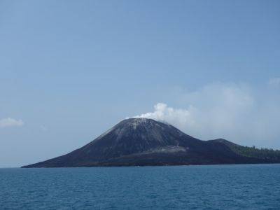 В Индонезии началось извержение вулкана Анак Кракатау - unn.com.ua - Украина - Киев - Филиппины - Индонезия