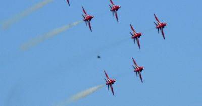 "Летают в нашем небе": зрители авиашоу Red Arrows заметили НЛО (фото)