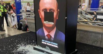 В Швейцарии женщина разбила молотком инсталляцию о Путине (видео)