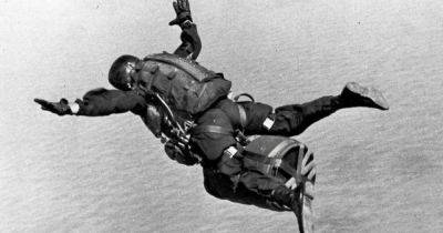 Во время холодной войны бойцы ССО США прыгали с ядерными бомбами между ног (фото)