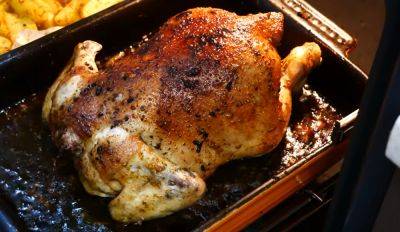 Будете облизывать пальцы: рецепт нежной курицы, фаршированной молодой картошечкой