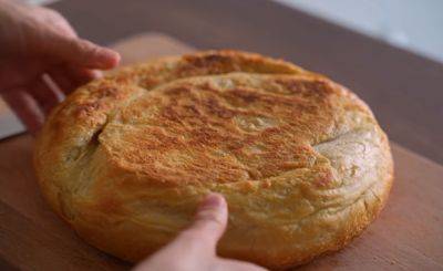 От магазинного вы откажетесь: простой рецепт душистого домашнего хлеба на сковороде