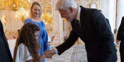 Президент Чехии встретился с украинской девочкой, которую обижали чешские одноклассники