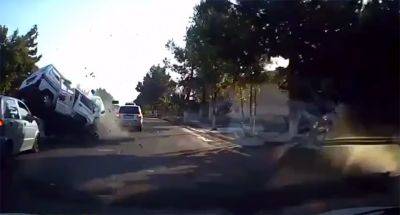 Рядом с Ташкентом произошла очередная страшная авария – лобовое столкновение автомобилей "Спарк" и "Дамас". Видео