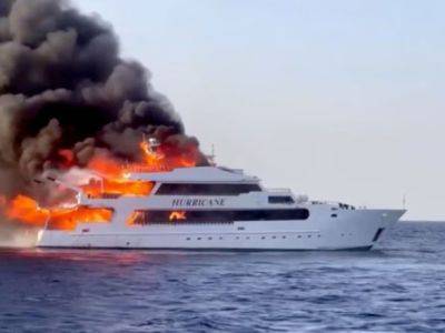 После пожара на лодке в Красном море трое туристов пропали без вести