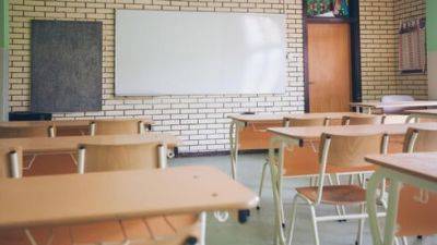 Третьеклассник из Нагарии бросил в учительницу стол и пригрозил убийством