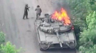 Украинские защитники показали, как с помощью БПЛА уничтожают вражеский Т-80