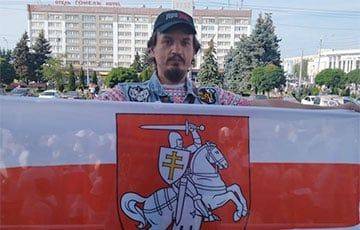 Активист, который написал больше 2500 писем политзаключенным, покинул Беларусь