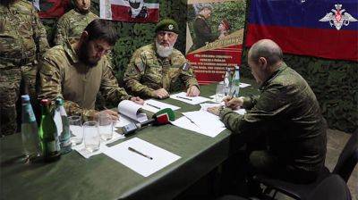 Кадыровцы на камеры подписали с Минобороны РФ контракт, от которого ранее отказался Пригожин
