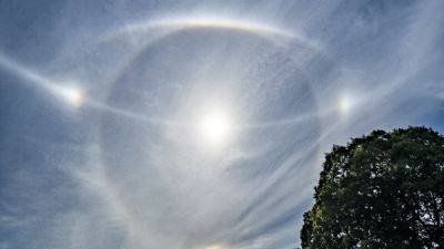 «‎Солнечные собаки», паргелии и 22-градусное гало — астроном снял необычное световое шоу в небе над Великобританией