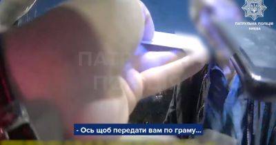 Пытался поделиться "шмалькой": мужчина в Киеве предлагал копам марихуану (ВИДЕО)