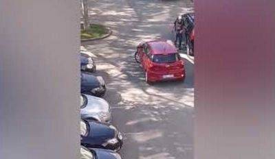 ВИДЕО. Женщина пыталась припарковаться во дворе 5 минут; за это время она поцарапала Audi и BMW