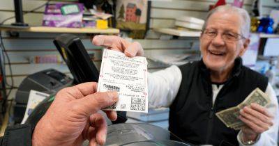 "Я не знал, что делать": безработный мужчина выиграл в лотерею 50 млн долларов